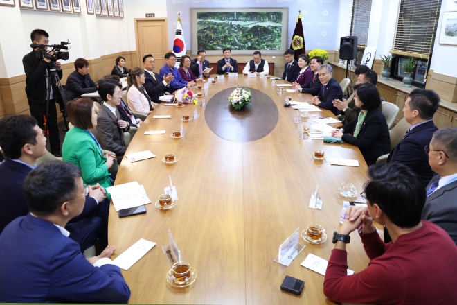 지난 16일 세계한인정치인협의회 대표단을 접견한 김현기 서울시의회 의장