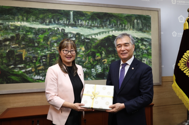 세계한인정치인협의회 회장인 연아 마틴(Yona Kim-Martin) 캐나다 상원의원(왼쪽)과 김현기 의장