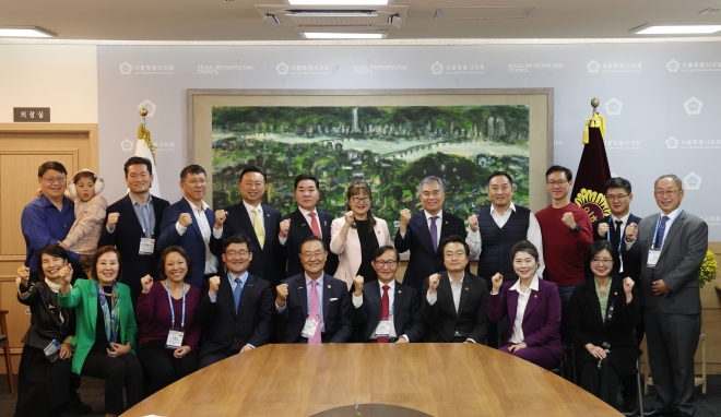 지난 16일 세계 각국에서 활약하는 한인 정치인들의 모임인 세계한인정치인협의회 대표단을 접견한 김현기 서울시의회 의장