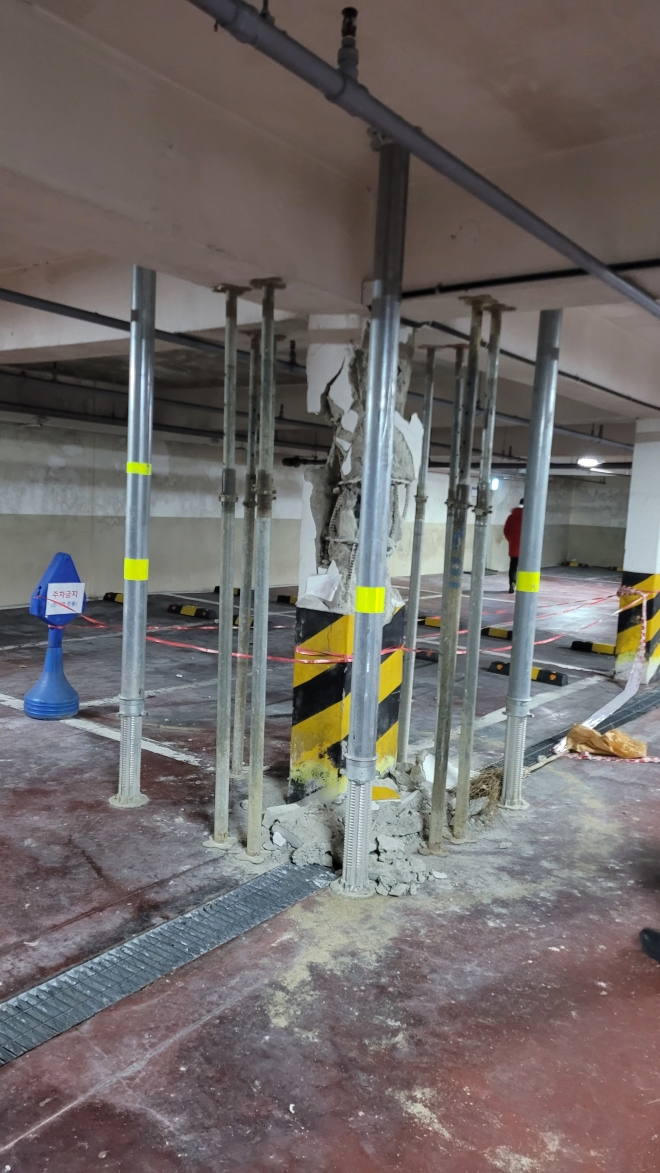 일산 주엽동 한 아파트 지하주차장 기둥을 임시 구조물로 보강한 모습.[ 고양시 제공]