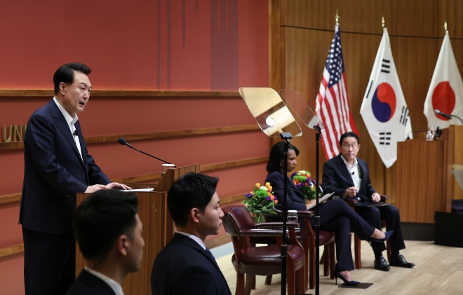 윤석열 대통령이 17일(현지시간) 미국 캘리포니아주 스탠퍼드대 후버연구소에서 열린 한일 정상 좌담회에서 모두발언을 하고 있다. 샌프란시스코 연합뉴스