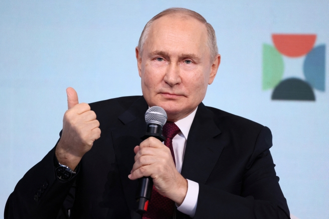 블라디미르 푸틴 러시아 대통령이 17일(현지시간) 상트페테르부르크에서 열린 국제문화포럼에 참석하고 있다. 2023.11.17. 로이터 연합뉴스