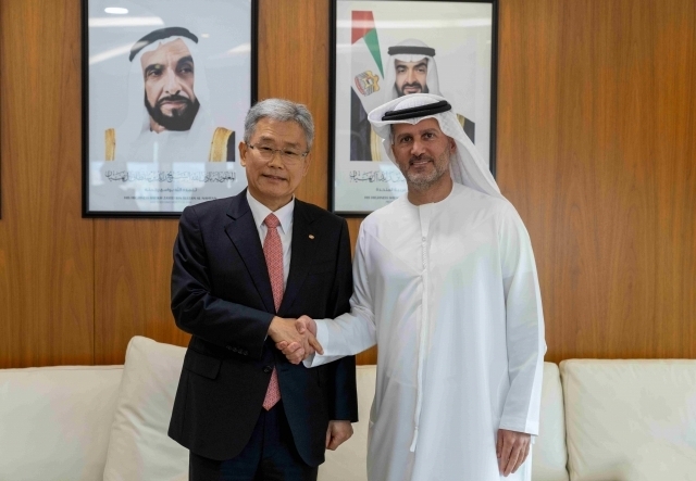 김동철(왼쪽) 한국전력 사장이 지난 16일(현지시간) 아랍에미리트(UAE)에서 모하메드 알 하마디 UAE원자력공사(ENEC) 사장을 만나 에너지 분야 협력방안을 논의한 후 기념촬영을 하고 있다. 한국전력 제공