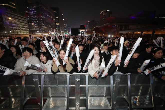 티켓을 구하지 못한 이스포츠 팬들이 서울 광화문광장에서 결승전 경기를 응원하고 있는 모습.  뉴스1