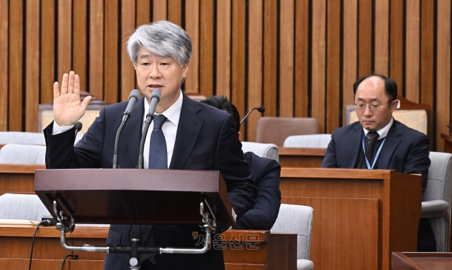 이종석 헌법재판소장 후보자가 지난 13일 서울 여의도 국회에서 열린 인사청문회에서 선서를 하고 있다. 2023.11.13 안주영 전문기자