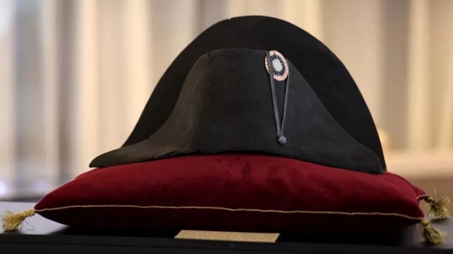 프랑스 황제 나폴레옹 보나파르트가 썼던 쌍뿔 모양의 검정색 비버 펠트 모자가 프랑스 파리의 오스낫 경매소에서 경매를 앞두고 지난 6일(현지시간) 공개되고 있다. 로이터 자료사진 연합뉴스