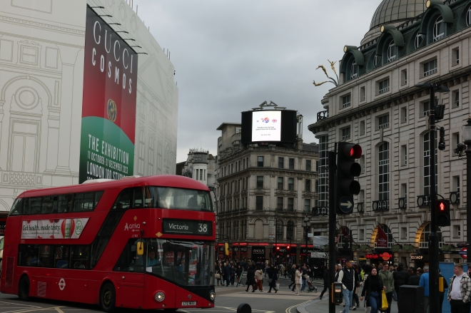 런던 시내에 상영되는 한·영 관계 광고 영상