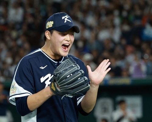 한국 야구 대표팀 최지민이 19일 일본 도쿄돔에서 열린 아시아프로야구챔피언십(APBC) 일본과의 결승전에서 위기를 넘기고 기뻐하고 있다. 도쿄 연합뉴스