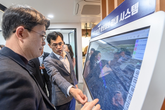 이기재(오른쪽) 서울 양천구청장이 지난 4월 개소한 공항소음대책 종합지원센터에서 실시간 항로정보 안내 시스템을 점검하고 있다. 2023.11.20 양천구 제공