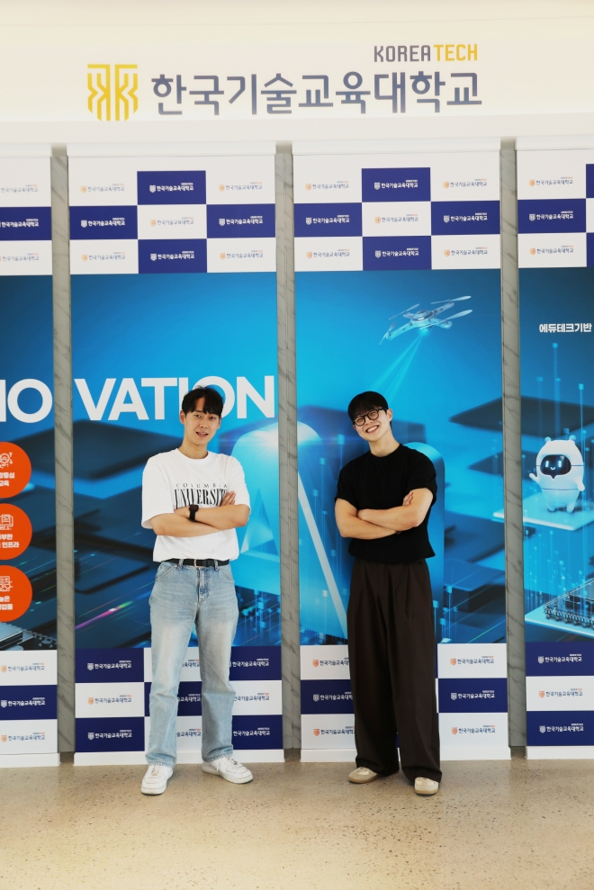 2023 캠퍼스 특허 유니버시아드 대회’에서 대통령상을 받은 한국기술교육대학교 메카트로닉스공학부 3학년 지성찬(오른쪽), 박상현 학생. 한기대 제공