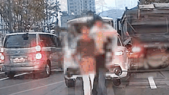서울 서초구의 한 도로에서 접촉사고를 낸 뒤 트렁크 속 물건을 도로 위에 늘어놓고 뛰어다니는 등 이상행동을 하는 운전자. 이 운전자는 마약 간이시약 검사 결과 양성으로 나타났다.  서울경찰청 제공