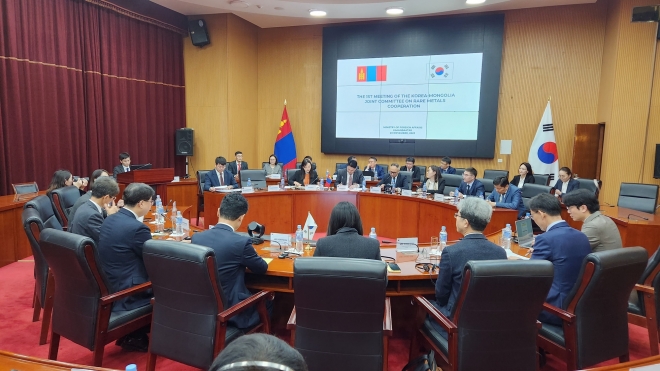 20일(현지시간) 몽골 울란바토르에서 열린 제1차 한·몽골 희소금속협력위원회에서 정부 관계자들이 희소금속 개발 협력 강화에 대해 논의하고 있다. 외교부 제공