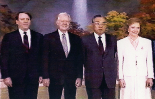 퇴임 후 카터 재단을 설립한 지미 카터(왼쪽 두 번째) 전 대통령과 로잘린 카터(맨 오른쪽) 여사는 1994년 북한 핵 위기 때 평양을 방문해 김일성 주석과 만났다. 평양 AFP 연합뉴스