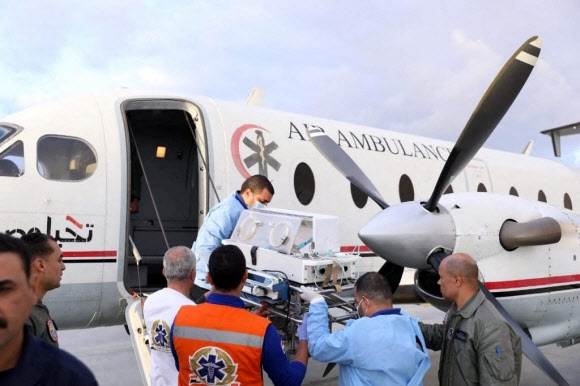 이집트 의료진이 팔레스타인 가자지구 알시파 병원의 조산아들을 실은 에어 앰뷸런스가 시나이 반도 알아리시 공항에 도착하자 조심스럽게 조산아를 옮기고 있다. 이집트 보건부 제공 로이터 연합뉴스