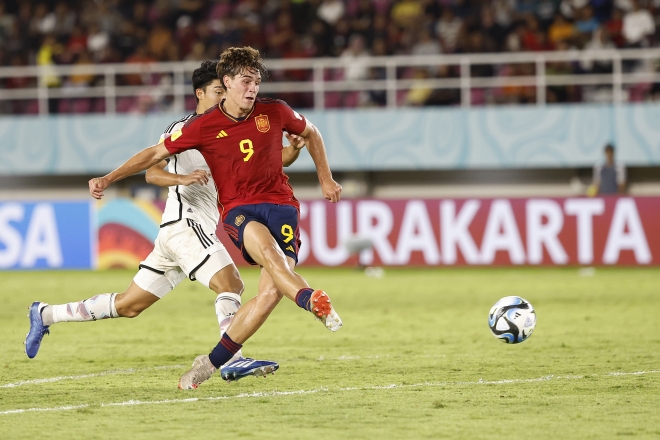 스페인의 신성 마르크 기우가 20일 밤 열린 U17 월드컵 일본과의 16강 전에서 2-1 결승골을 터뜨리고 있다. EPA 연합뉴스