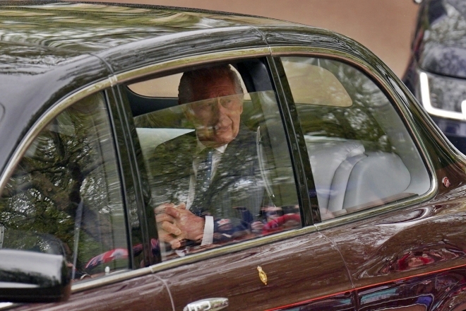 찰스3세 국왕이 영국 런던 버킹엄 궁전에서 열리는 대관식을 위해 벤틀리 스테이트 리무진차량에 탑승해 있다.