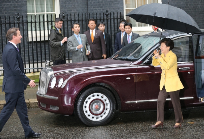 박근혜 대통령과 데이비드 캐머런 영국 총리가 6일 오후 영국 런던 다우닝가 10번 총리관저 입구에서 만나 인사 하고 있다. 런던/청와대사진기자단