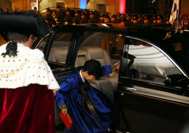 6일 오후(현지시간) 박근혜대통령이  런던시장 주최로 열린 길드홀 만찬에 참석하기 위해 차에서 내리고 있다.&lt;청와대사진기자단&gt;