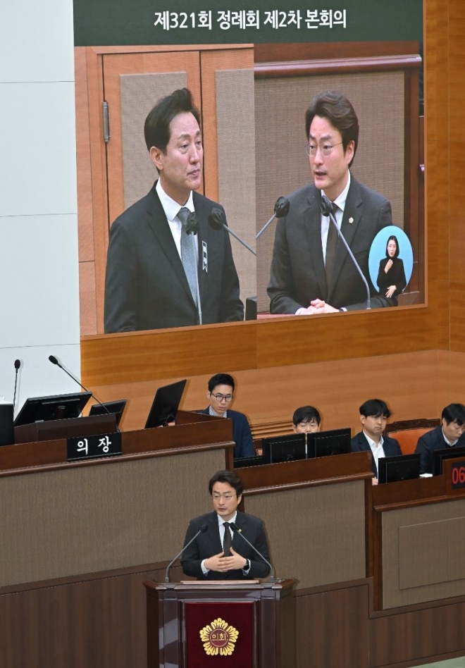 지난 16일 제321회 정례회 제2차 본회의에서 오세훈 시장에게 질의하는 박유진 의원
