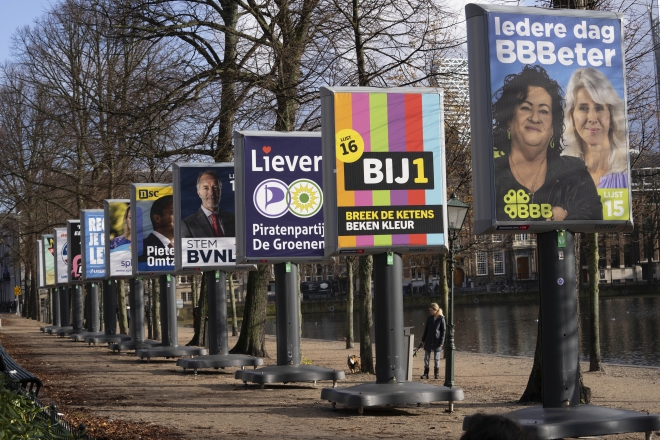 네덜란드 총선을 앞두고 의회 근처에 선거 광고가 늘어서 있다. 헤이그 AP 연합뉴스