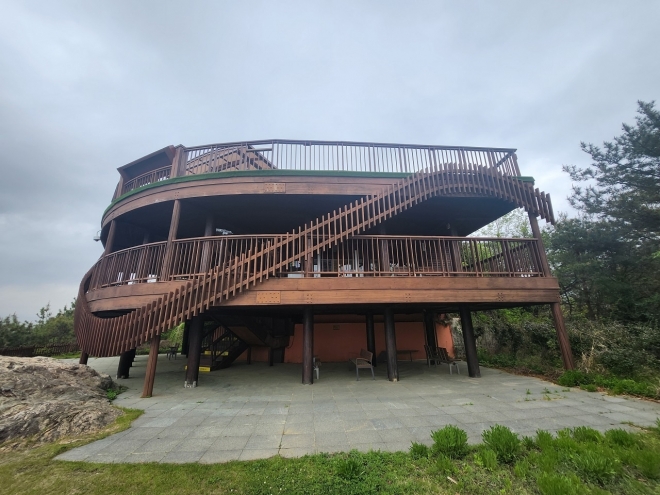 지난 2010년 건립된 순천만 용산전망대가 관광객 안전을 위해 21일부터 긴급폐쇄됐다.