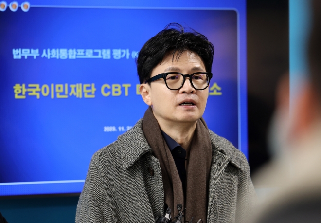 한동훈 장관이 21일 CBT 대전센터 개소식에 참석하기 전 취재진과 인터뷰하고 있다.