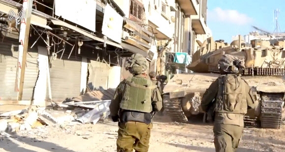 이스라엘방위군이 가자지구에서 지상 작전을 벌이는 모습. 언제 어디에서 촬영한 것인지는 밝히지 않았다. 이스라엘방위군 동영상 캡처 로이터 연합뉴스