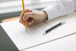 수능 부정행위 적발하자 감독관 학교서 ‘1인 시위’ 학부모