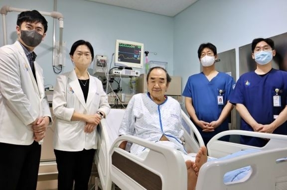 일본 홋카이도 남서쪽 도마코마이시의 이와쿠라 히로후미 시장이 인하대병원에서 퇴원 하루 전 관계자들과 기념촬영을 하고 있다. 인하대병원 제공