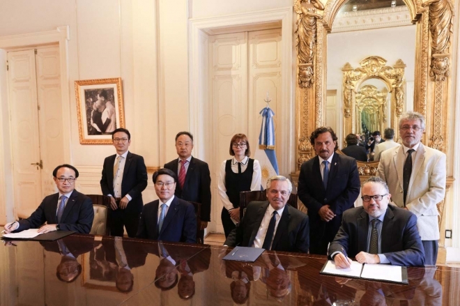 최정우(앞줄 왼쪽 두 번째) 포스코그룹 회장이 지난해 3월 페르난데스 아르헨티나 대통령을 만나 부산엑스포 유치 지지를 당부했다. 포스코그룹 제공
