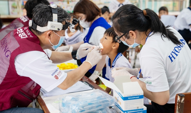효성의 의료봉사단 ‘미소원정대’가 베트남 지역 주민을 치료하고 있다. 효성 제공
