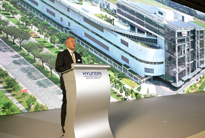 정의선 현대차그룹 회장이 21일 싱가포르에서 열린 글로벌혁신센터(HMGICS) 준공식에서 환영사를 하고 있다. 현대차 제공