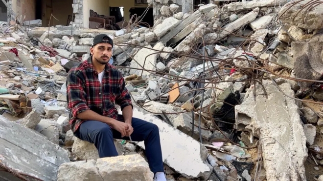 지난달 30일(현지시간) 이스라엘 공습에 무너진 가자지구 남부 라파의 자택 잔해를 배경으로 사진을 찍은 이브라힘 아부이메이르. BBC 홈페이지