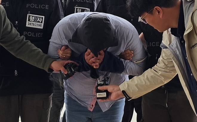 70대 택시 기사를 살해하고 태국으로 도주한 혐의를 받는 40대 남성 충남 아산경찰서로 압송되고 있다. 연합뉴스