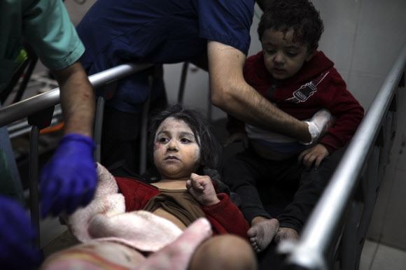 이스라엘과 하마스가 수감자와 인질을 맞교환하고 나흘 동안 교전 중지하는 협상이 타결됐다고 22일 발표하기 몇 시간 전 가자지구 남부 칸 유니스의 나세르 병원에 이스라엘군의 공습에 다친 어린이들이 치료를 받고 있다. 칸 유니스 AP 연합뉴스