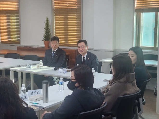 지난 21일 동덕여고 학부모와의 간담회를 통해 동덕여고 교육환경 개선에 대해 논의하고 있는 고광민 의원