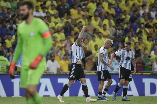 아르헨티나의 니콜라스 오타멘디(가운데)가 22일 브라질과의 월드컵 남미 예선 경기에서 결승 골을 터뜨린 뒤 환호하고 있다. 왼쪽은 허망한 표정의 브라질 골키퍼 알리송. AP 연합뉴스