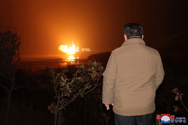 북한 “정찰위성 성공적 발사…궤도에 정확히 진입”