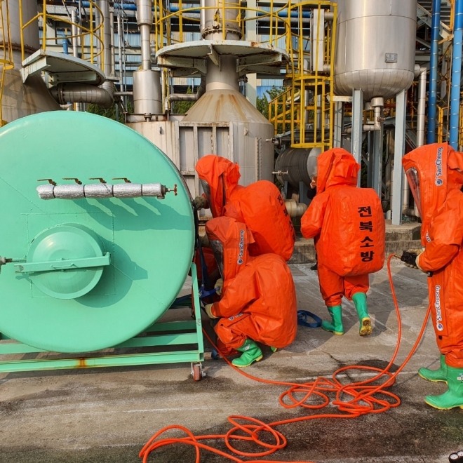 전북소방본부가 화학물질 유출사고 현장에 출동해 긴급 대응을 하고 있다. 전북소방본부 제공.
