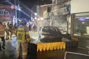 부산서 전기차 충돌 직후 화재…운전자 시민이 구조