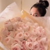 둘이 무슨 사이?…송혜교 ‘이 배우’에게 대형 꽃다발 받았다