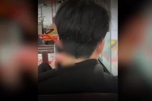 지하철·버스서 대놓고 ‘성인물’ 보는 모습 목격했습니다