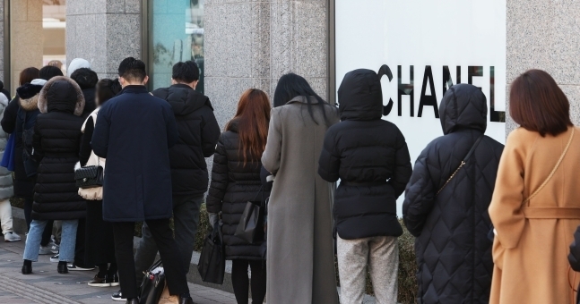 서울 시내 한 백화점 명품관 샤넬 매장 밖에서 시민들이 입장을 기다리고 있다. 2022.3.3 뉴스1