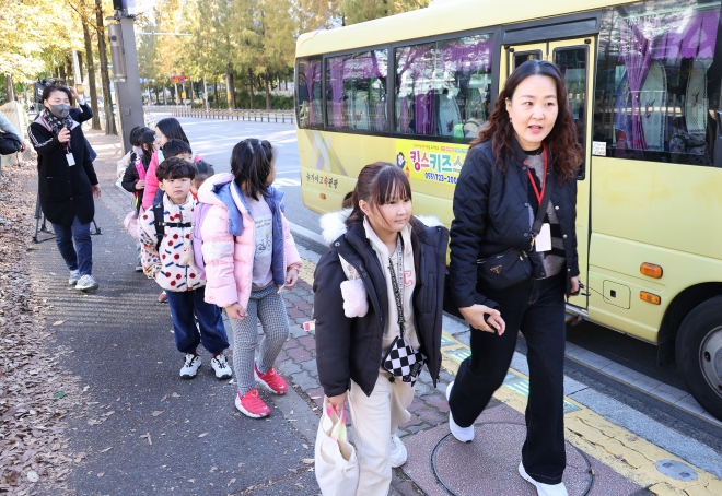 경남의 거점형통합돌봄센터가 위치한 삼문초등학교에 도착한 학생들이  버스에서 내려 인솔자를 따라 학교로 들어가고 있다. 교육부 제공