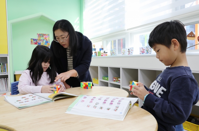 경남 김해시 삼문초등학교의 돌봄 교실에서 학생들이 큐브 놀이를 하고 있다. 교육부 제공