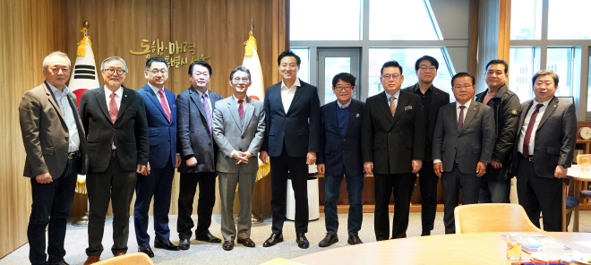 왼쪽부터 손정우 한국연극협회 이사장, 김호운 한국문인협회 이사장, 조남규 대한무용협회 이사장, 이용상 한국국악협회 이사장, 이범헌 한국예총 회장, 오세훈 서울시장, 석현 한국연예예술인총연합회 이사장, 이철구 한국음악협회 이사장, 천의영 한국건축가협회 이사장, 유수찬 한국사진작가협회 이사장, 양윤호 한국영화인총연합회 이사장, 허성훈 한국예총 사무총장