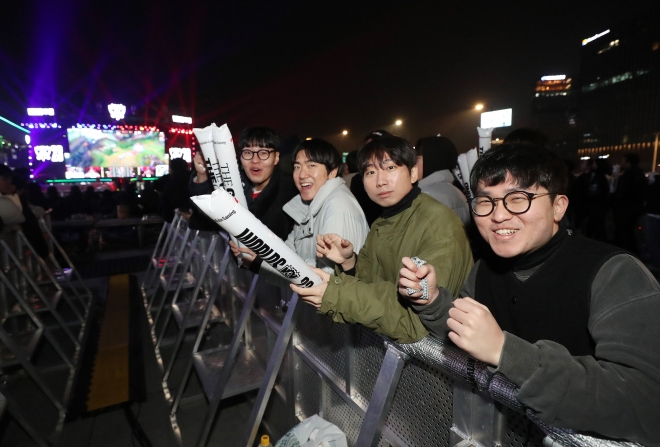 e스포츠 팬들이 지난 19일 서울 광화문광장에서 한국과 중국의 롤드컵 결승전을 응원하고 있다.  뉴스1