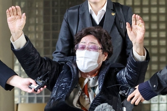 일본군 위안부 피해자 이용수 할머니가 23일 오후 서울 서초구 서울고등법원에서 열린 일본 정부를 상대로 제기한 2차 손해배상 청구 소송 항소심 선고 공판에서 1심 패소(각하) 취소 판결을 받은 뒤 두 손을 높이 들어올리며 기뻐하고 있다. 2023.11.23. 뉴스1