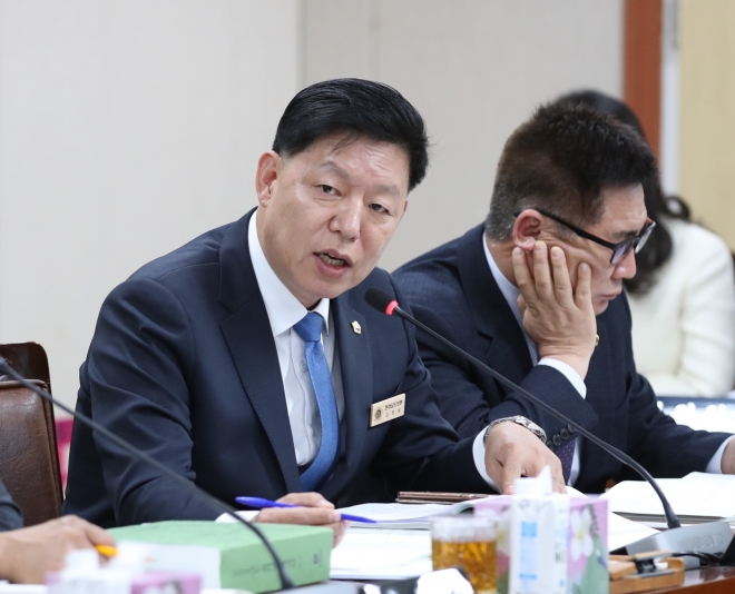 김정희 전남도의원이 전남도 보건복지국 소관 2024년도 예산안 심사에서 “전남에 전국 최초로 경계선아동치료센터를 설치하자”고 제안하고 있다.