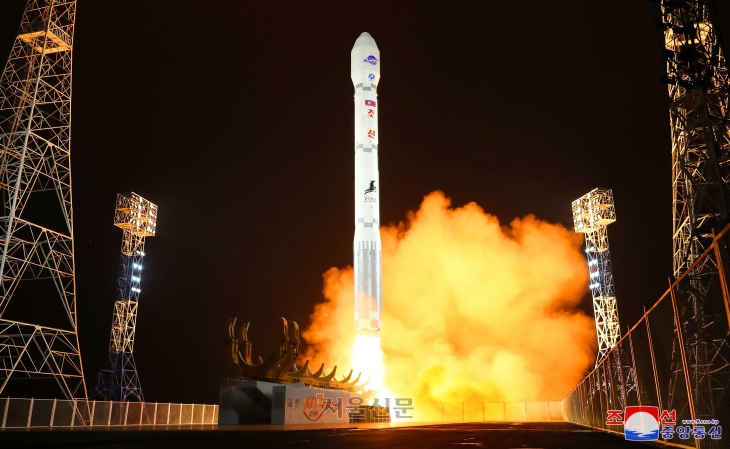 북한 “정찰위성 성공적 발사…궤도에 정확히 진입”